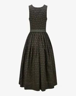 Monika Dirndl lang mit Leinen-Schürze