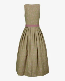 Monika Dirndl lang mit Schürze