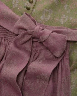 Monika Dirndl lang mit Schürze