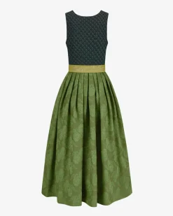 Monika Dirndl lang mit Schürze